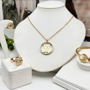 Luxurious Gold Pendant Necklace